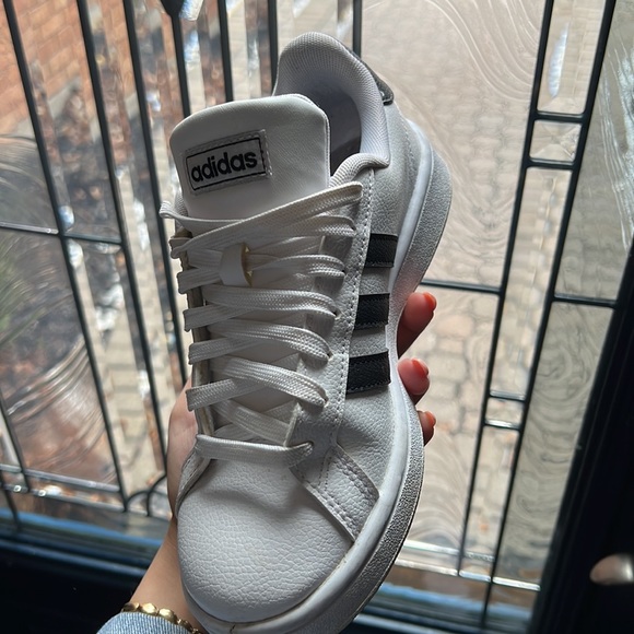 Ladies black and white classic adidas - Picture 2 of 6